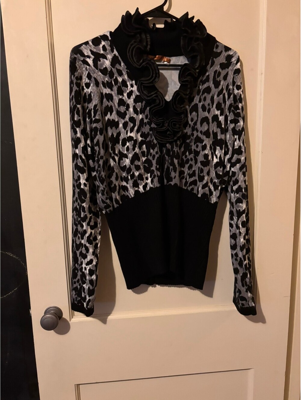 Bellidini Black and gray leopard print ruffle neck sweater XL